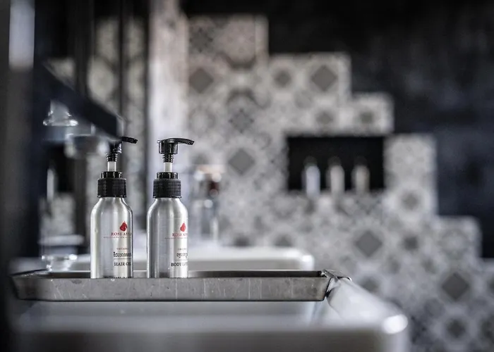 Redbox House - Private Luxury Modern Style 5 Bedrooms * Siem Reap
